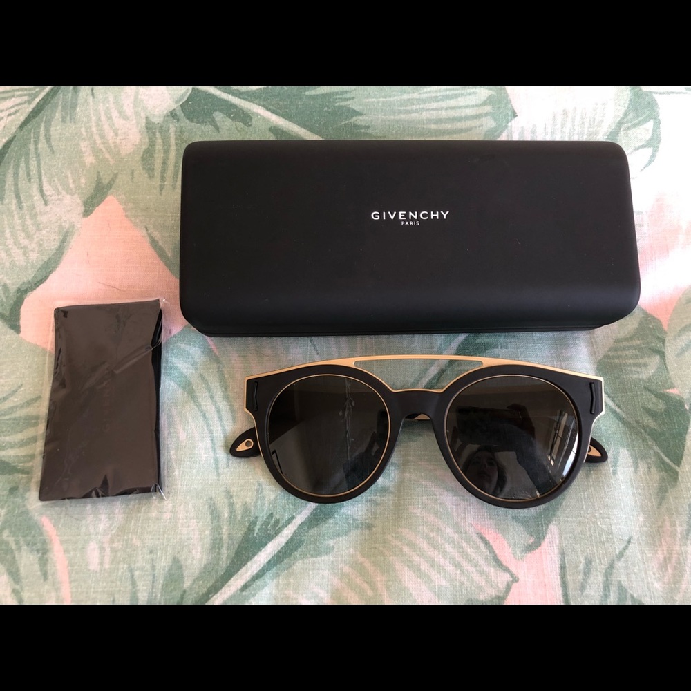 Givenchy sunglasses: GV 7017/N/S
